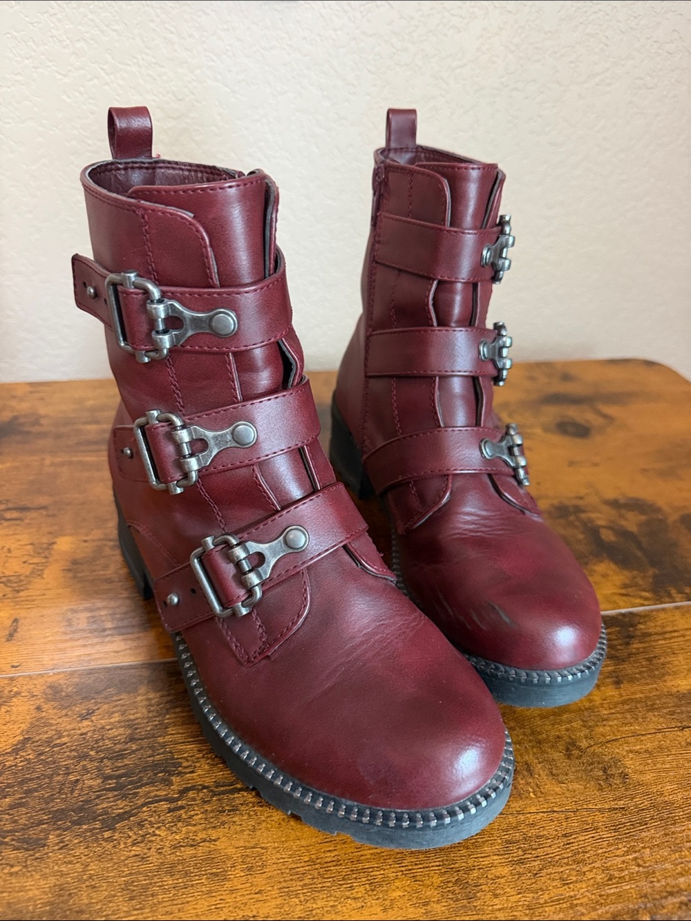 SO!  buckled steampunk maroon booties size 6